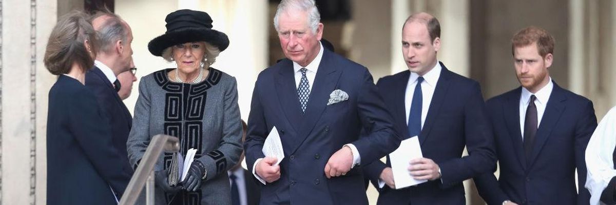 ​A brit királyi család tagjai: Kamilla királyné, III. Károly király, Vilmos herceg és Harry herceg