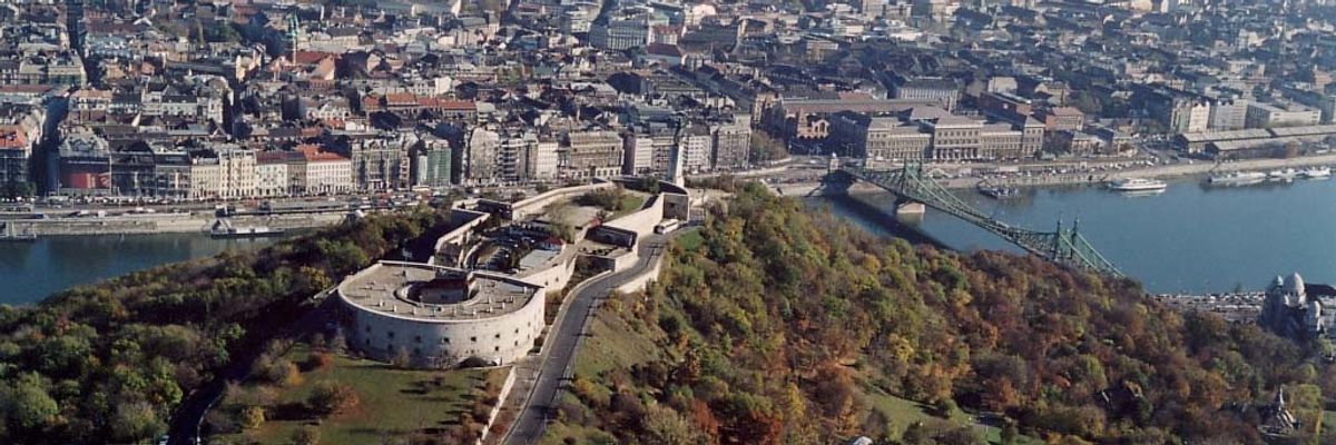 a budapesti Citadella a háttérben a budapesti panorámával