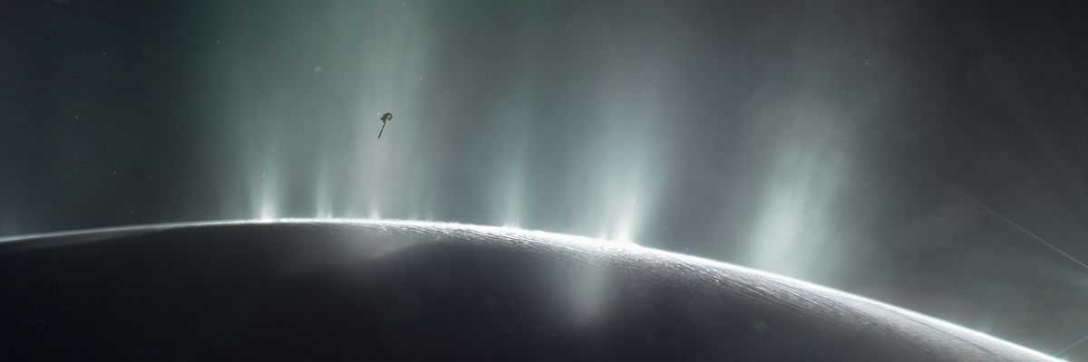a Cassini 2015-ben keresztülhatol az Enceladus fúvókáján