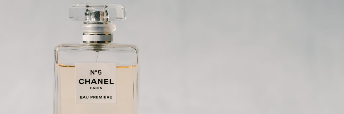 A Chanel N°5 nevű parfümjének üvege