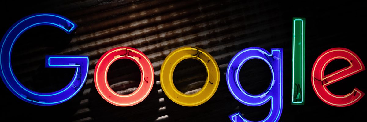 A Google neon-logója.