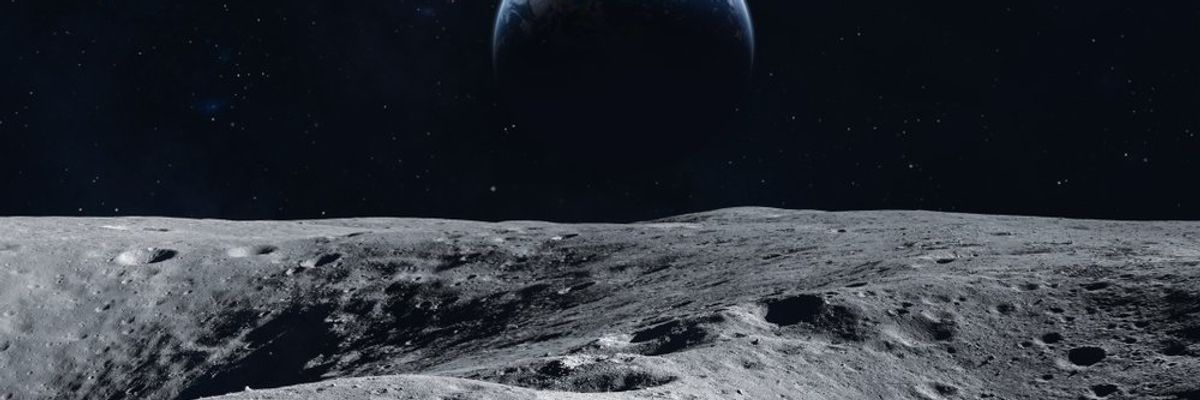 A Hold felszíne, távolban a Földdel