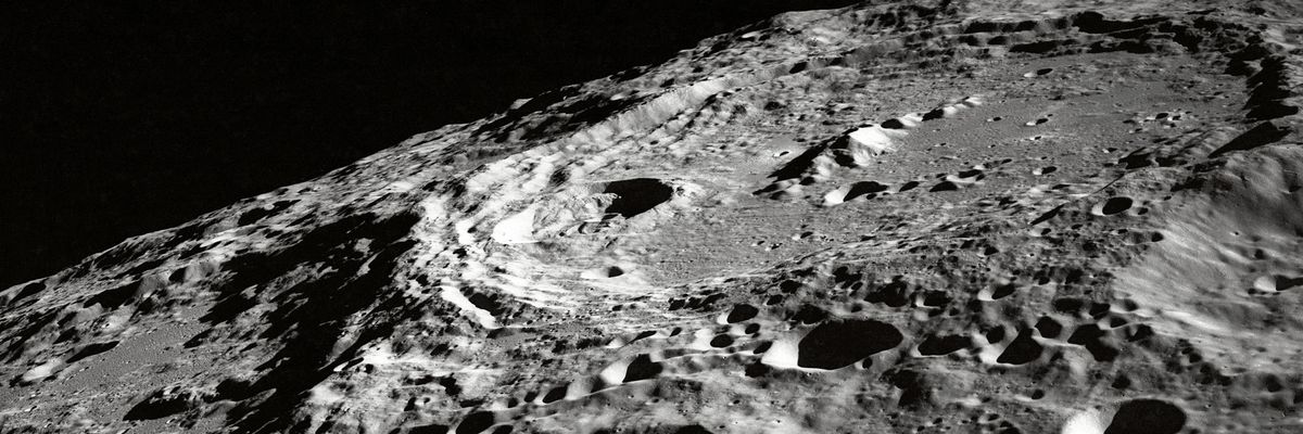 a Hold kráterekkel teli felszíne