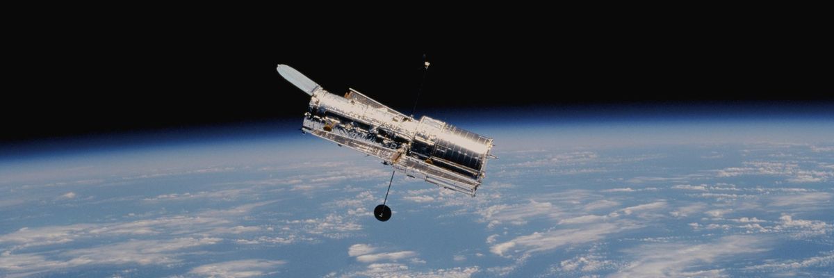 A Hubble Űrteleszkóp a Föld felett.