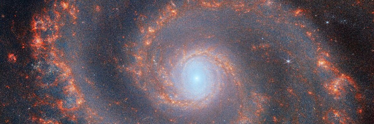 A JWST által készített képen az M51 spirálgalaxis kecsesen kanyargó karjai húzódnak végig