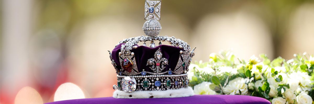 a korona II. Erzsébet királynő koporsóján
