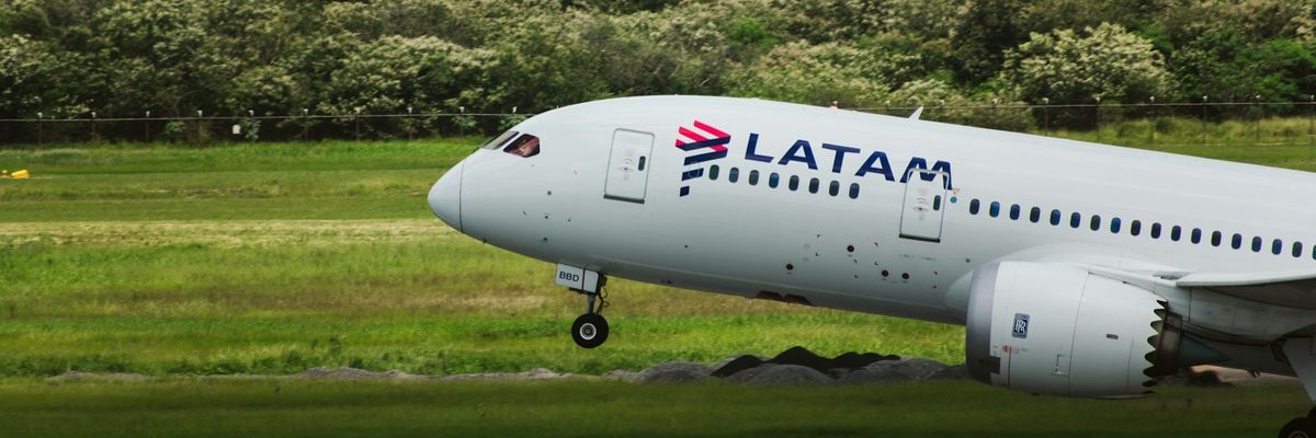 a LATAM légitársaság éppen felszálló repülője