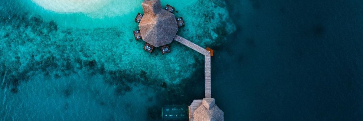 A Maldív-szigetekhez tartozó Rangali-sziget Conrad nevű komplexuma felülnézetből