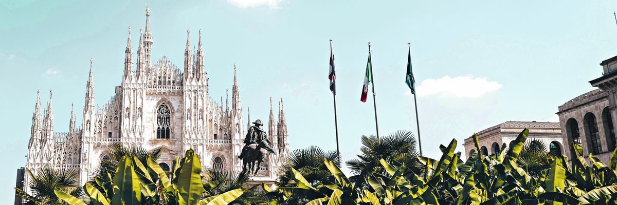 A milánói dóm növények szobor zászlók
