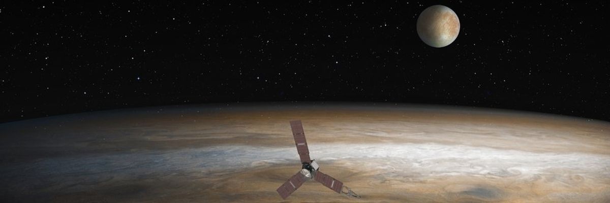 A NASA Juno űrszondája a Jupiternél, háttérben az Europa