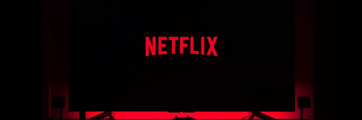 A Netflix logója egy tv-n.