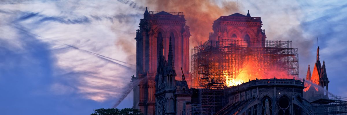 A Notre Dame lángokban