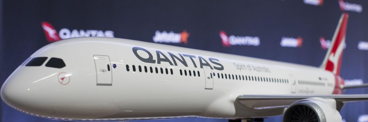 a qantas légitársaság egyik repülőgépének kicsinyített mása, vagyis makettje