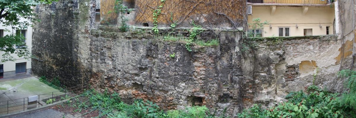 a régi pesti városfal a mai belvárosban
