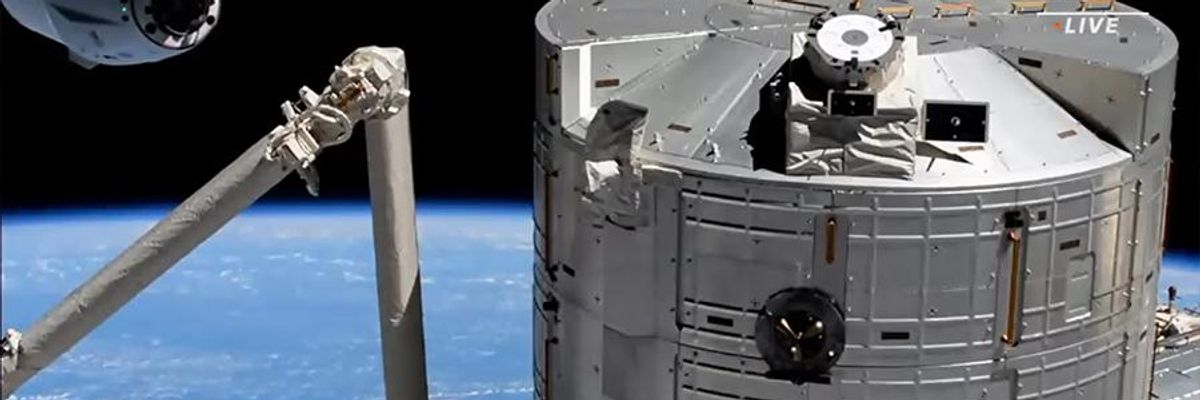 A SpaceX űrhajója, a Crew Dragon csatlakozik a Nemzetközi Űrállomáshoz