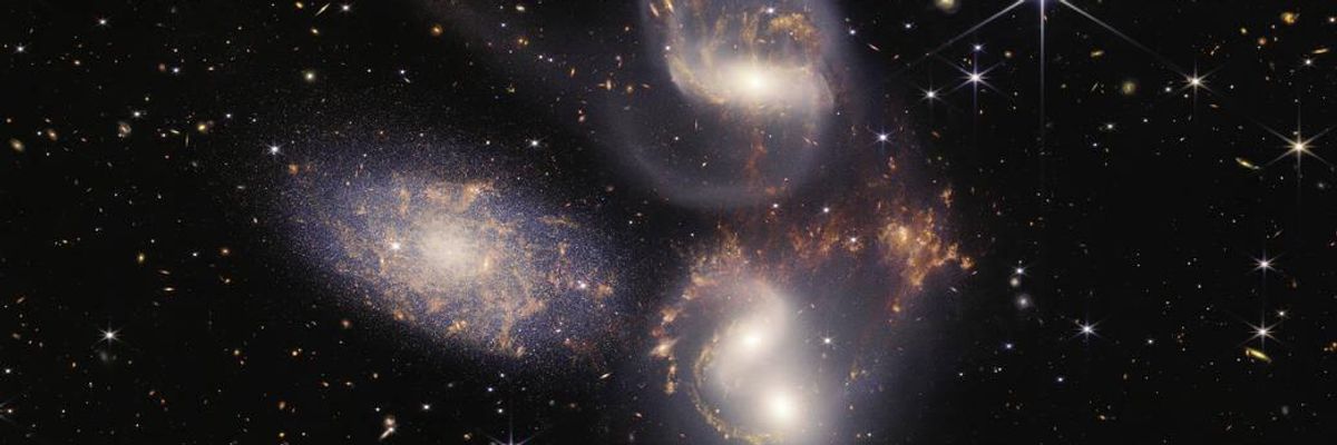 A Stephan kvintettről készült képen öt galaxis látható, amelyek közül négy kölcsönhatásban van egymással.