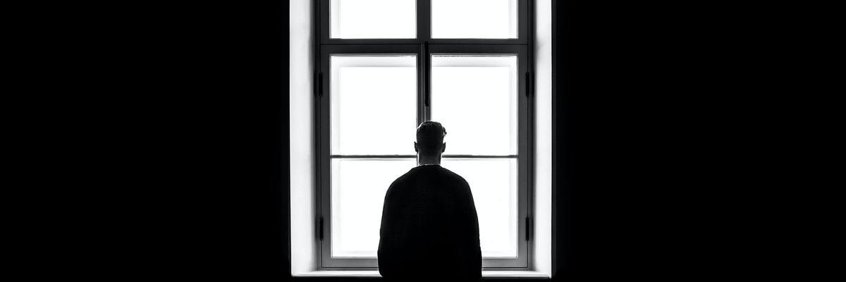 ablakon kinéző férfi 
