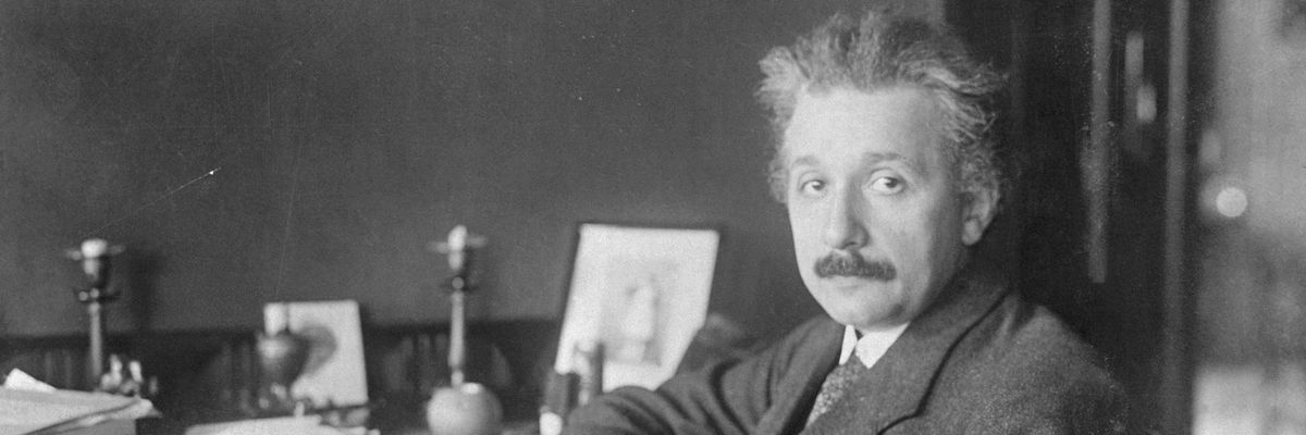 Albert Einstein fizikus ül az íróasztalánál