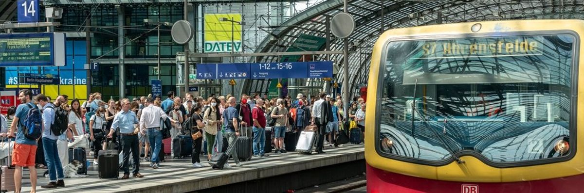 állomás Berlinben, Németországban vonattal és utasokkal a peronon