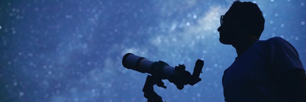 amatőr csillagász és a távcsöve