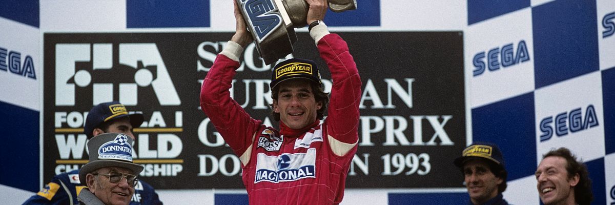 Ayrton Senna Forma-1 verseny nagydíjának trófeájával a kezében