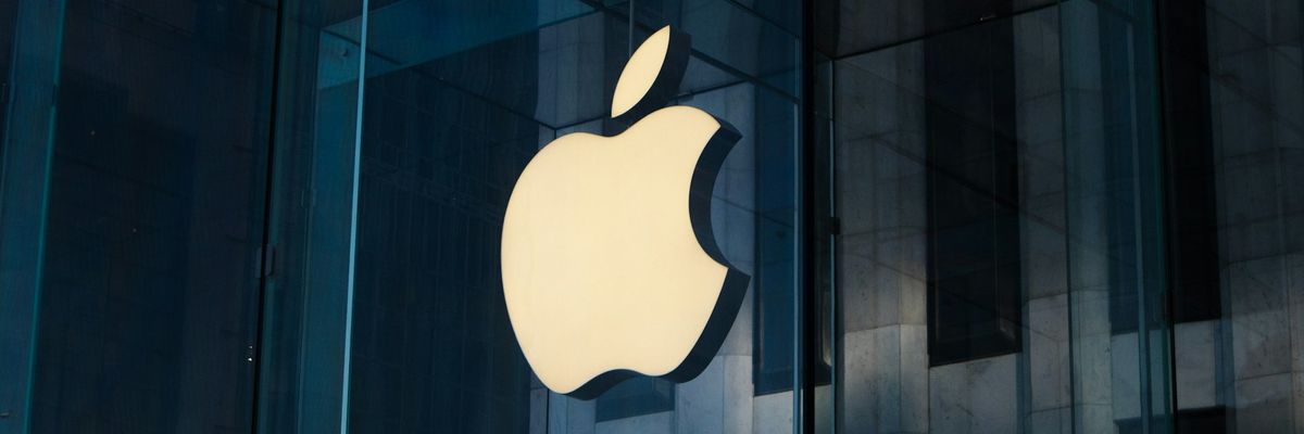 az apple logója egy épületen