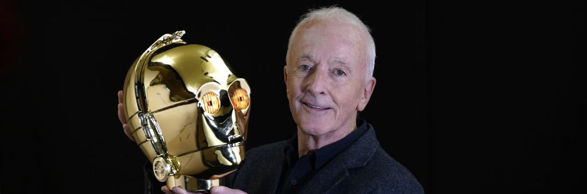 az eredeti C-3PO-aranyfej a robotot megformáló Anthony Danielssel