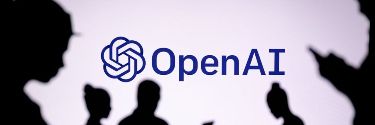 Az OpenAI logója emberek sziluettjei mögött