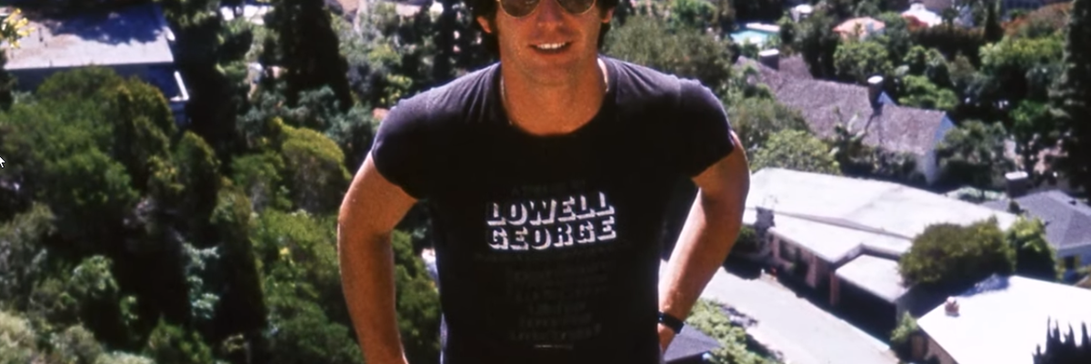 Barta Tamás sötét pólóban, háttérben Los Angeles