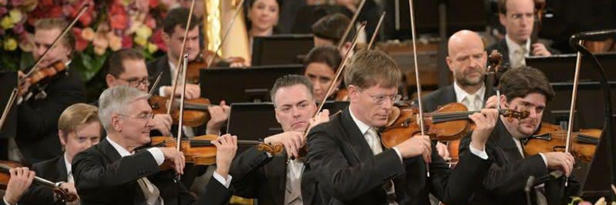 bécsi filharmonikusok koncert 2020 virágok hangszerek hegedű öltöny ünnepség