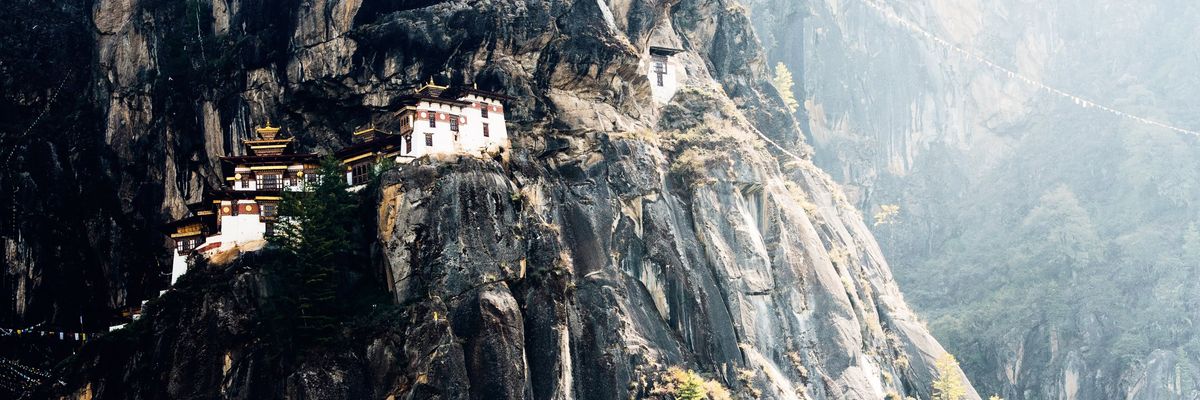 bhután hegyoldalban ház magas szikla