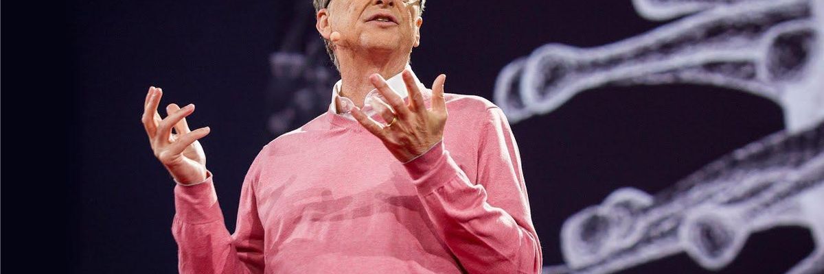 bill gates rózsaszín pulcsiban magyaráz