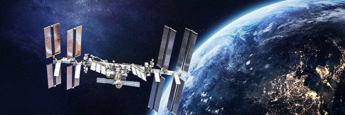 Pár méteren múlt, hogy összeütközzön a Nemzetközi Űrállomás az oroszok műholdjával