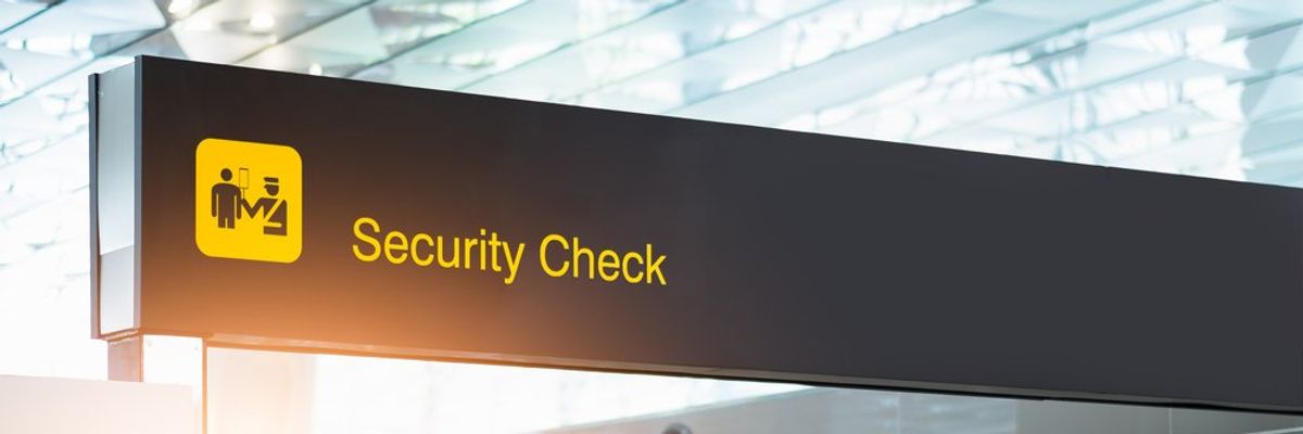 biztonsági ellenőrzés egy reptéren