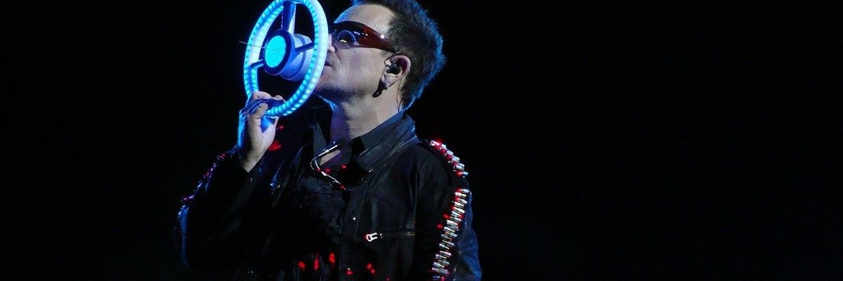 Bono, a U2 frontembere a mikrofon előtt