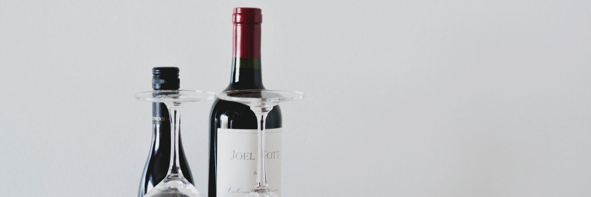 bor boros üveg pohár boros pohár tálaló tálca vörösbor üveg réz
