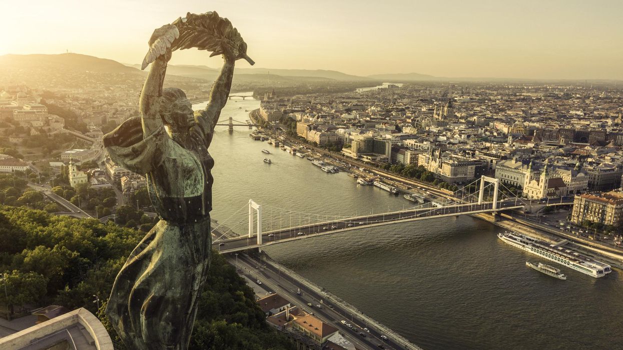 budapest szabadságszobor gellért-hegy duna erzsébet-híd város látkép panoráma