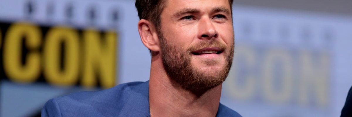 Chris Hemsworth kék öltönyben sajtótájékoztatón