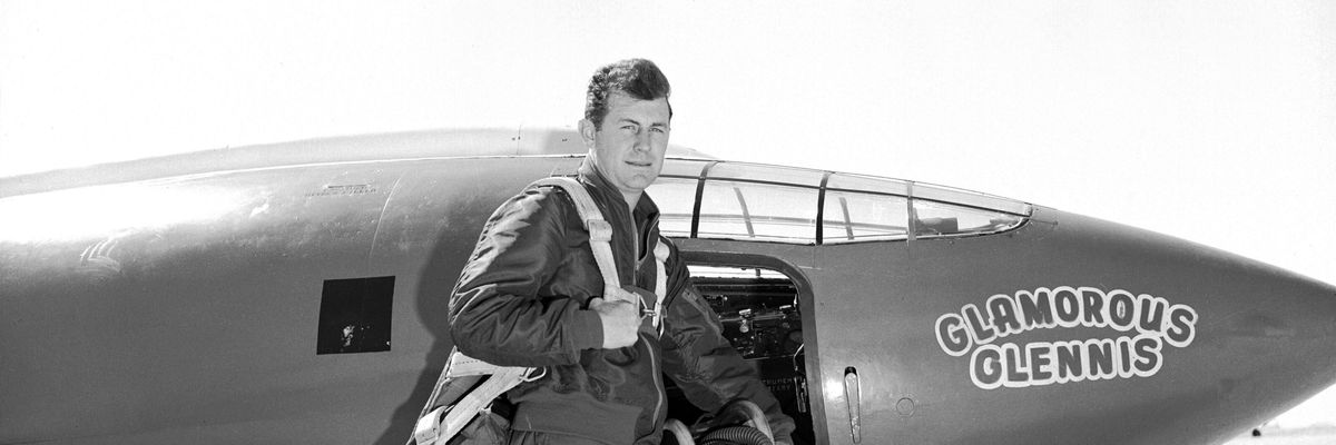 Chuck Yeager a Bell X-1 repülőgéppel, amellyel áttörte a hangsebességet