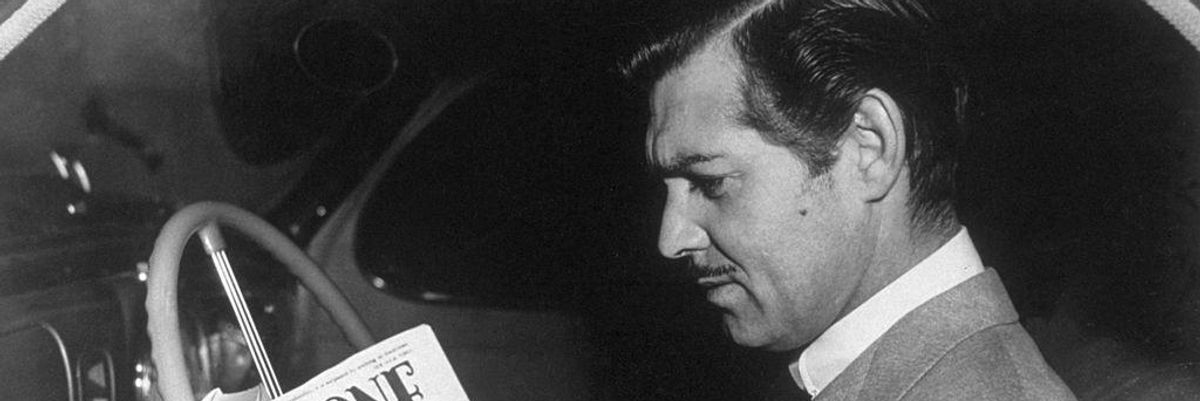 Clark Gable színész, aki Rhett Butlert alakította az 1939-es Elfújta a szél című filmben, Margaret Mitchell regényének egy példányát olvassa, amely alapján a film készült. 