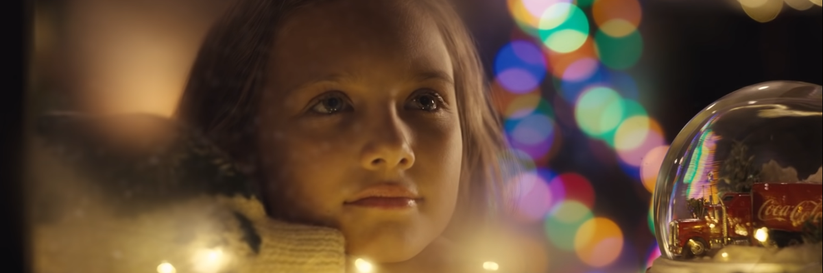 coca cola karácsonyi reklám kislány kinéz az ablakon színes fények