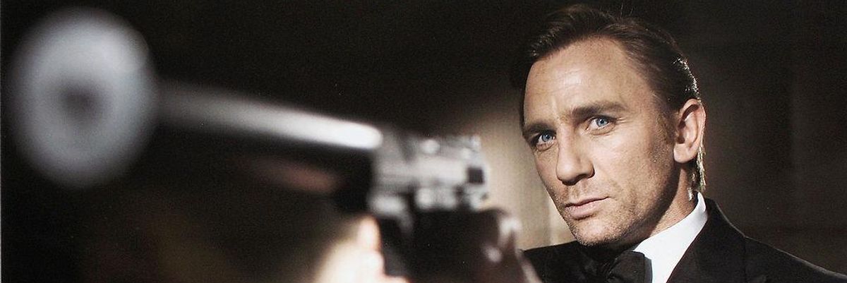 Daniel Craig egy pisztolyt tart a kezében a Casino Royale című filmben.