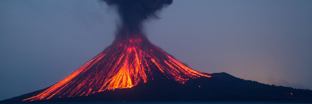 Egy aktív vulkán kitörés közben