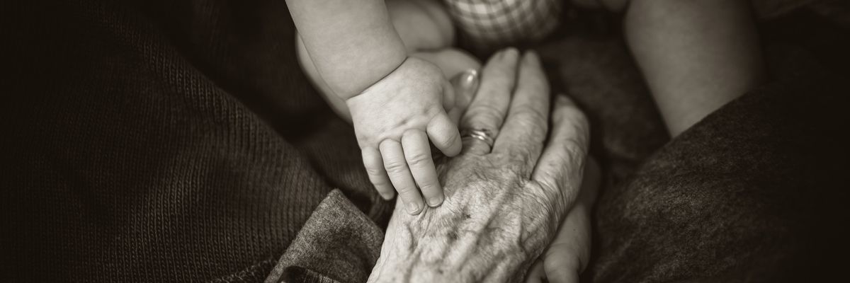 Egy baba és egy idős ember keze