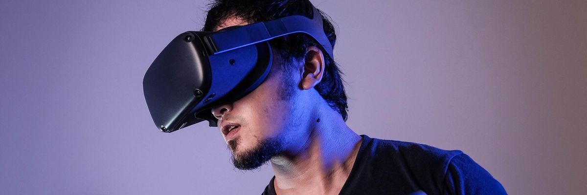 Egy ember egy VR-headsettel játszik.