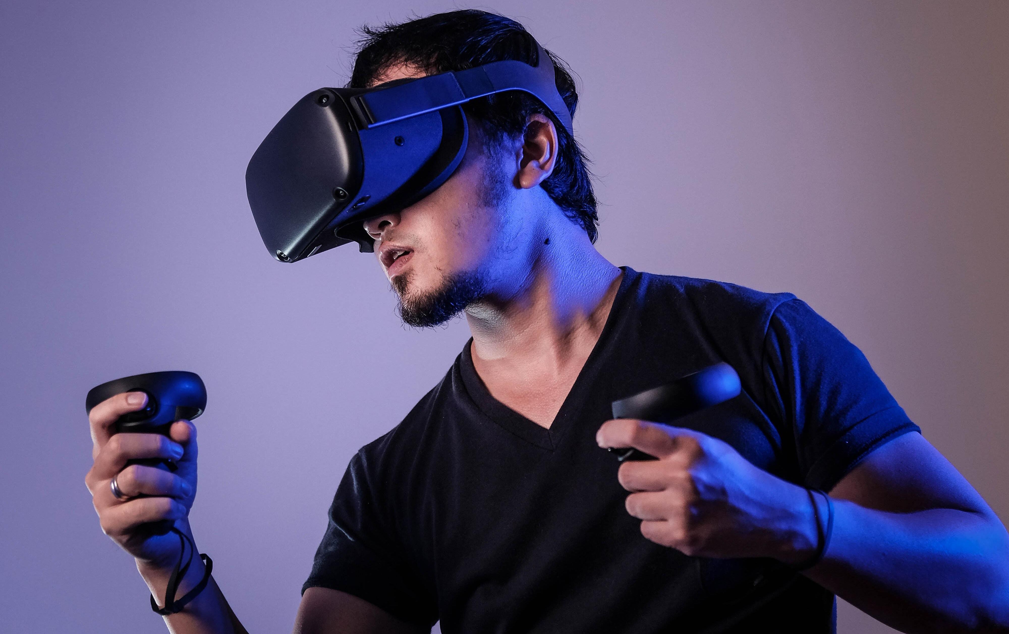 Egy ember VR-felszerelést használ