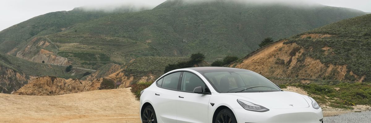 Egy fehér színű Tesla model 3