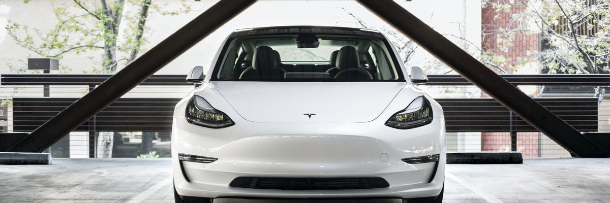 Egy fehér Tesla Model 3-as.