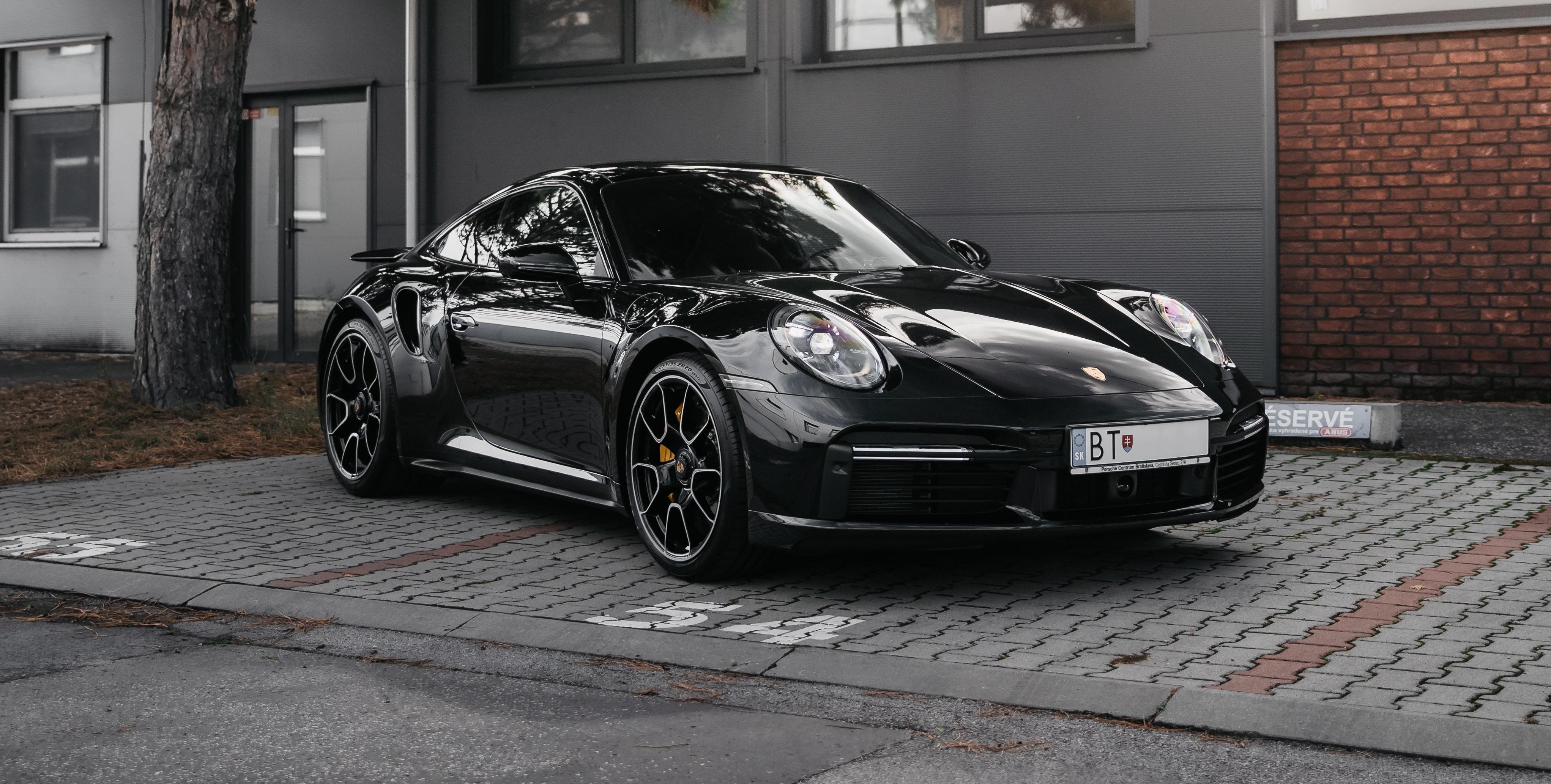 Egy fekete Porsche 911-es