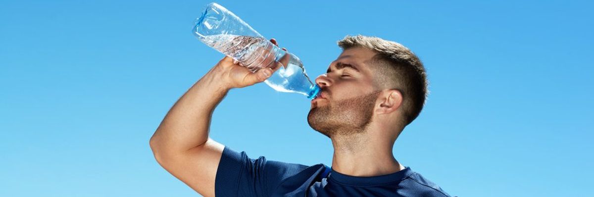 Egy férfi vizet iszik.